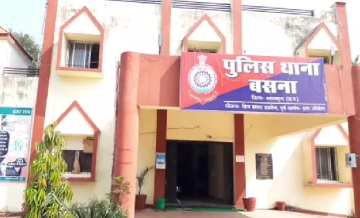 बसना : रोड़ किनारे लोगों को शराब पिलाने वाला गिरफ्तार - CG Sandesh