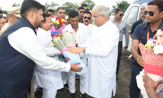 महासमुंद : मुख्यमंत्री बघेल का हेलीपेड पर जनप्रतिनिधियों सहि... - CG Sandesh
