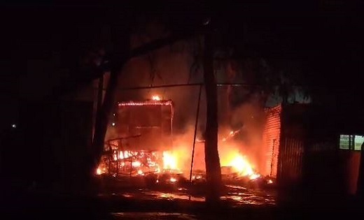 आटो पार्ट्स की दुकान में लगी भीषण आग, 9 बाइक जलकर खाक - CG Sandesh