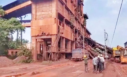 दल्ली प्लांट में मालगाड़ी पर गिरा कन्वेयर बेल्ट, 2 बोगियां क... - CG Sandesh