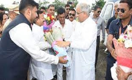 CG : मुख्यमंत्री बघेल का मचेवा स्थित हेलीपेड पर जनप्रतिनिधिय... - CG Sandesh