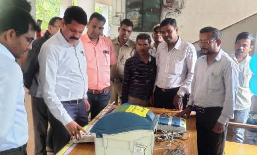 महासमुंद : अनुविभागीय अधिकारी कार्यालय में ईवीएम का प्रदर्शन - CG Sandesh