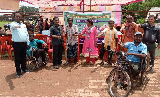 महासमुंद विधानसभा के मतदान केंद्र भोरिंग में दिव्यांग मतदाता... - CG Sandesh