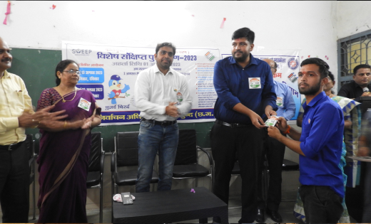 महासमुंद : नव मतदाताओं का बैच लगाकर कलेक्टर ने किया स्वागत - CG Sandesh