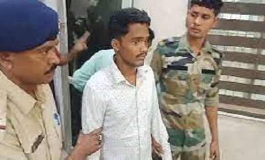 CG  : 8 लाख पूर्व इनामी नक्सली को पुलिस ने किया गिरफ्तार - CG Sandesh