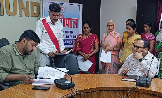 महासमुंद : कलेक्टर जन चौपाल में पीएम आवास दिलाने सहित अन्य 5... - CG Sandesh