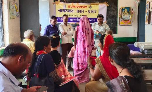 महासमुंद में ईव्हीएम एवं व्हीव्ही पैट मोबाइल वैन के माध्यम स... - CG Sandesh