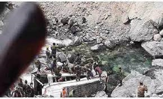 BREAKING : भारतीय सेना का वाहन खाई में गिरा, 9 जवानों की मौत... - CG Sandesh
