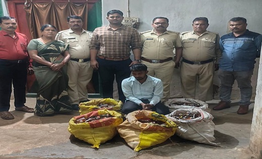 CG : बाड़ी में छुपाकर रखे 5 बोरी अवैध शराब के साथ आरोपी गिरफ्... - CG Sandesh
