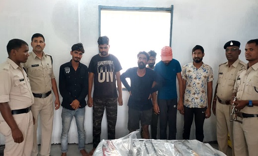 हथियार के साथ ज्वेलरी शॉप में डकैती का प्लान बनाते 6 डकैत गि... - CG Sandesh