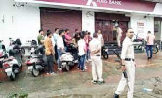 लुटेरों को लेकर बैंक पहुंची पुलिस, वारदात का सीन रीक्रिएशन - CG Sandesh