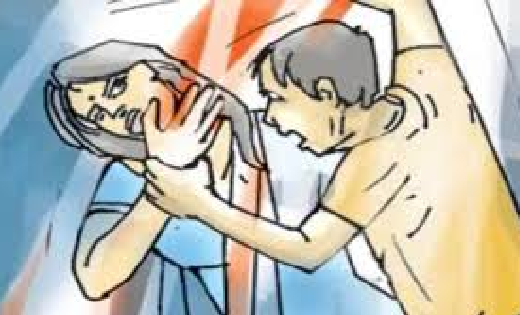 सरायपाली : पीएम आवास योजना के तहत बने मकान के दरवाजा को तोड़न... - CG Sandesh