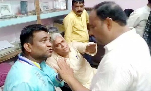 मचा बड़ा बवाल : कांग्रेसी पार्षद ने BJP नेता को मारी लात - CG Sandesh