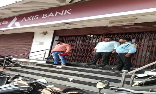 इस बैंक में करोड़ों की लूट...मैनेजर को चाकू मारकर वारदात को ... - CG Sandesh