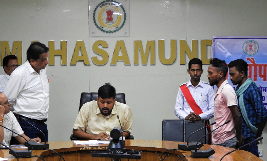 महासमुंद : कलेक्टर ने जन चौपाल में सुनी लोगों की समस्याएं, द... - CG Sandesh