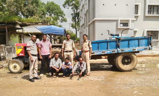 सरायपाली : ट्रैक्टर एवं ट्राली सहित पुलिस ने चोर को किया गिर... - CG Sandesh