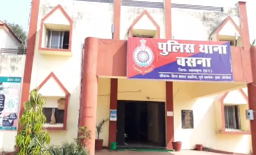बसना : घर के पीछे बाड़ी में शराब पिलाते आरोपी गिरफ्तार - CG Sandesh