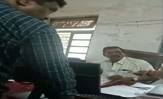 BIG BREAKING : पंजीयक कार्यालय में रजिस्ट्रार का रिश्वत लेते... - CG Sandesh