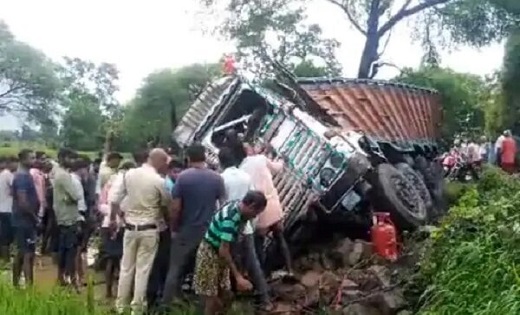 टायर पंचर होने से अनियंत्रित होकर पेड़ से टकराया ट्रक, ड्राइ... - CG Sandesh