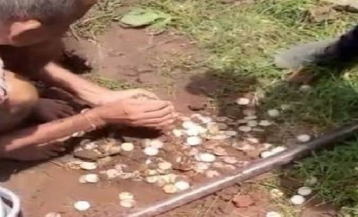 किसान को मिला खजाना : मिट्टी के घड़े में भरे थे चांदी के सिक... - CG Sandesh