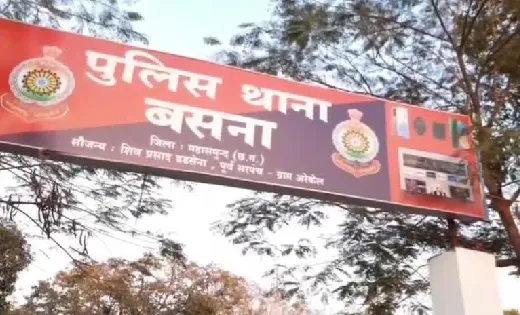 बसना : थाने के बाहर पुलिस के जवान ने संदिग्ध को सरेआम जमकर ल... - CG Sandesh