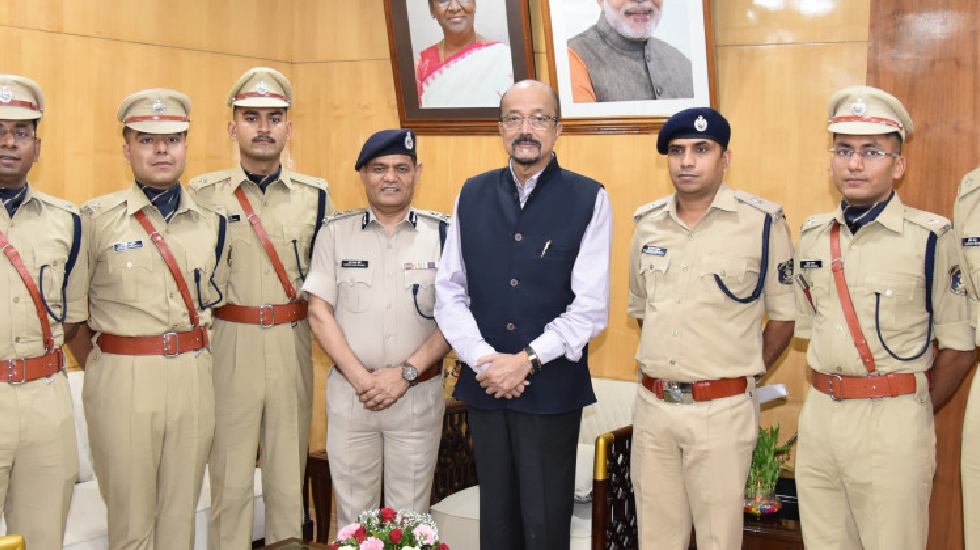 CG : आम जनता के साथ पुलिस संवेदनशीलता के साथ बर्ताव करे - रा... - CG Sandesh