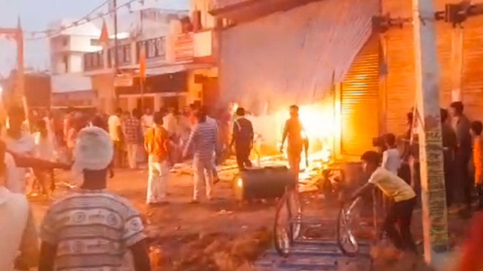 मूर्ति विसर्जन के दौरान गोलीबारी में एक की मौत, पुलिसकर्मी स... - CG Sandesh