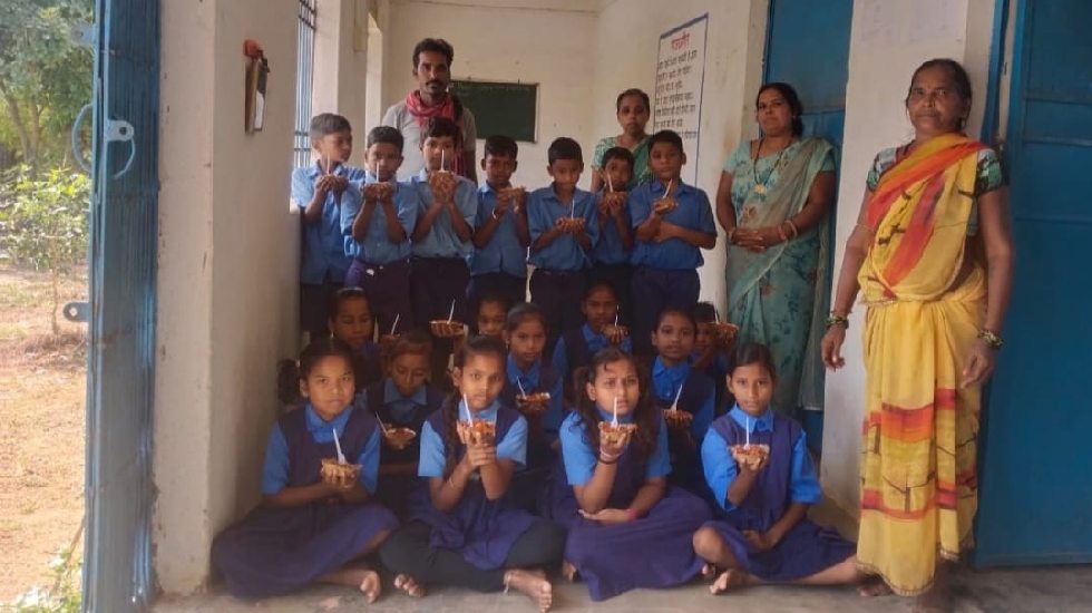 बसना : पठियापाली विद्यालय में दशहरा अवकाश में प्रतिदिन न्योत... - CG Sandesh