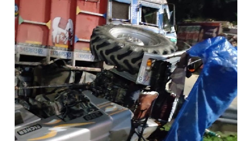 तेज रफ्तार ट्रक ने ट्रैक्टर ट्रॉली को मारी जोरदार टक्कर,10 ल... - CG Sandesh
