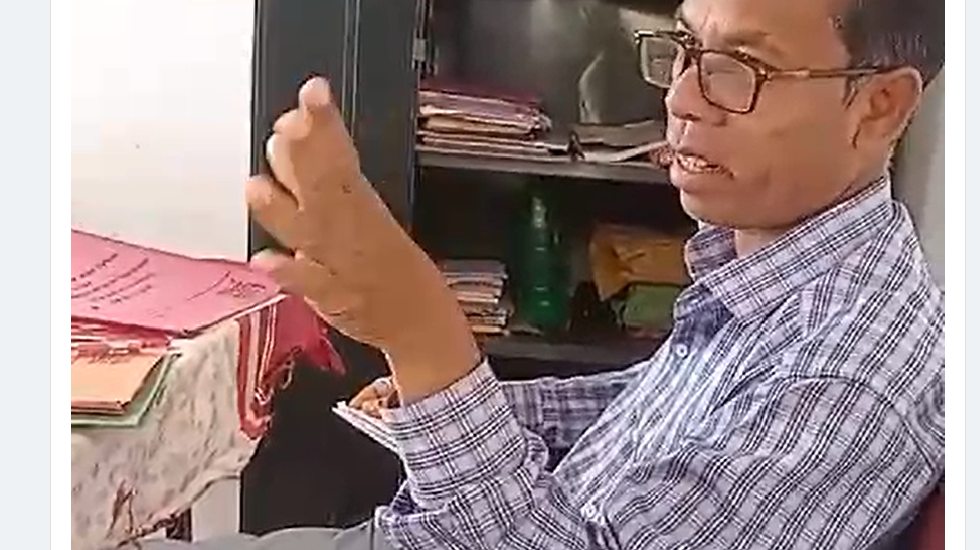 शिक्षक ने शराब के नशे में  छात्रों और ग्रामीणों से की अभद्र ... - CG Sandesh