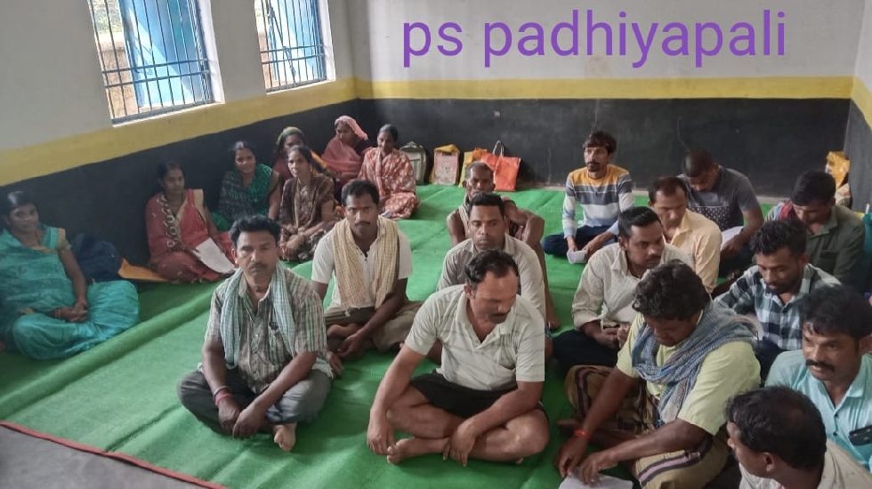 बसना : पालक-शिक्षक मेगा बैठक में जन सहयोग से शाला भवन की पोत... - CG Sandesh