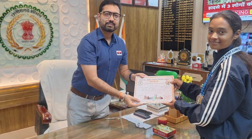महासमुंद : कलेक्टर लंगेह ने शूटिंग खिलाड़ी मेघा तिवारी की उपल... - CG Sandesh