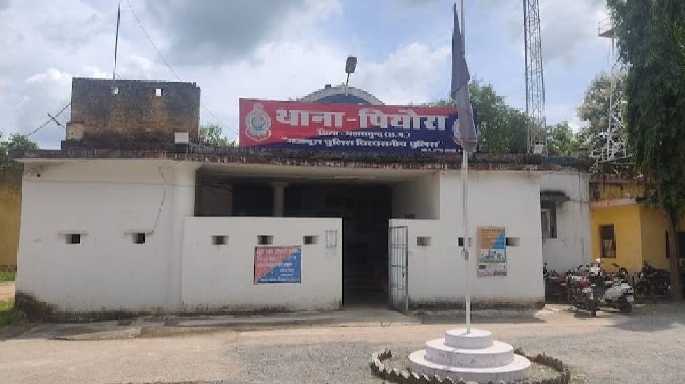 पिथौरा : डॉ. को स्टाफ के साथ आपत्तिजनक हालत में देख महिला डॉ... - CG Sandesh