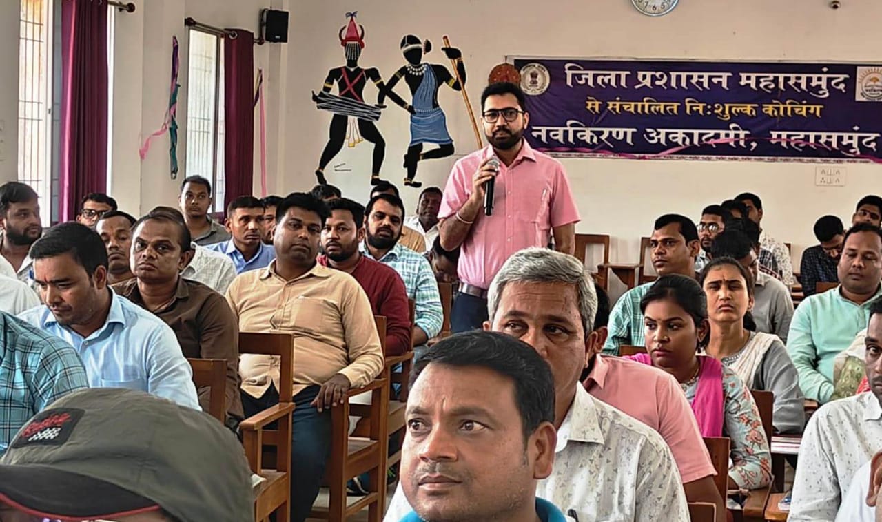 महासमुंद : पटवारी सीधे जनता से जुड़कर फील्ड में कार्य करें - ... - CG Sandesh