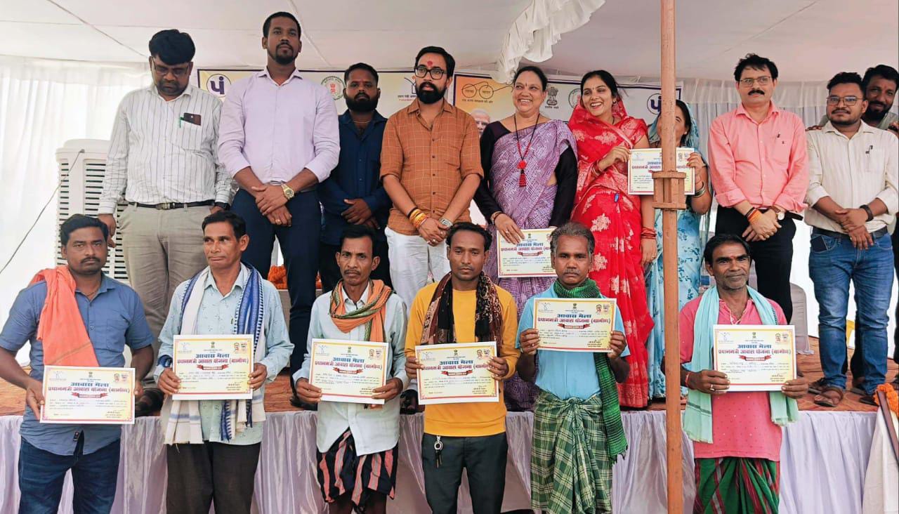 पिथौरा : सपोस में आवास मेला लगाकर 69 हितग्राहियों को प्रधानम... - CG Sandesh