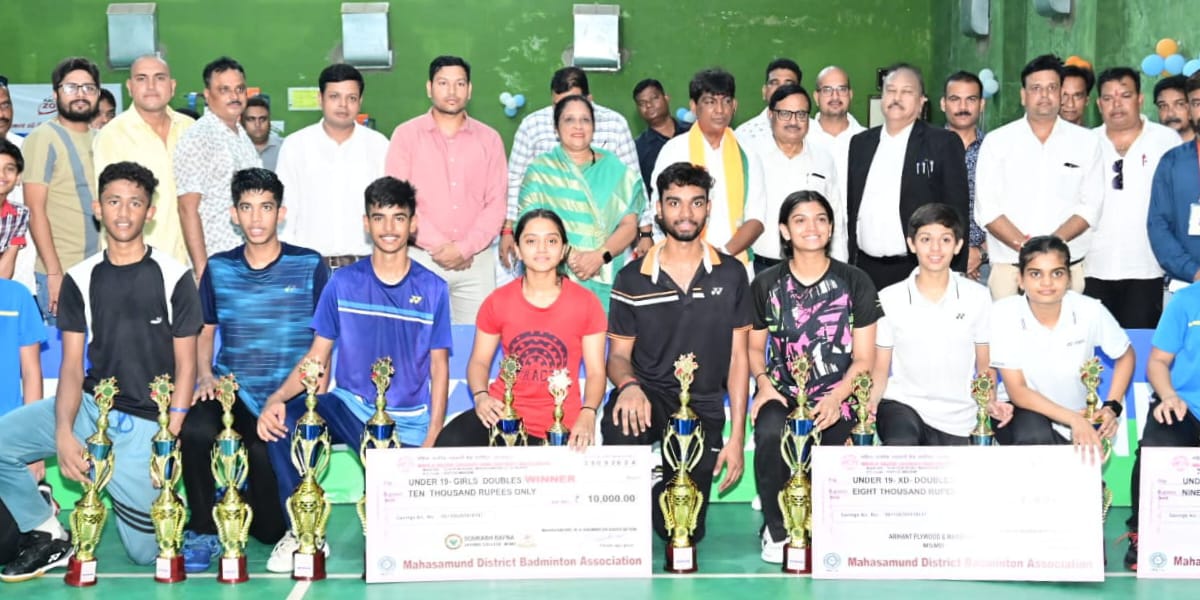 महासमुंद : बैडमिंटन प्रतियोगिता के विजेताओं को विधायक योगेश्... - CG Sandesh