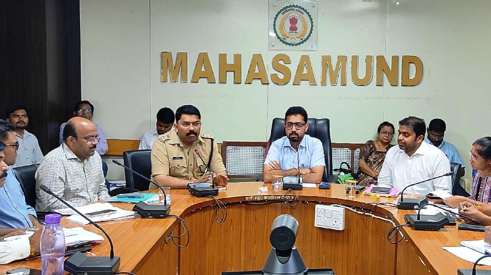 महासमुंद : स्कूलों के आसपास भारी वाहनों के आवागमन और पार्किं... - CG Sandesh