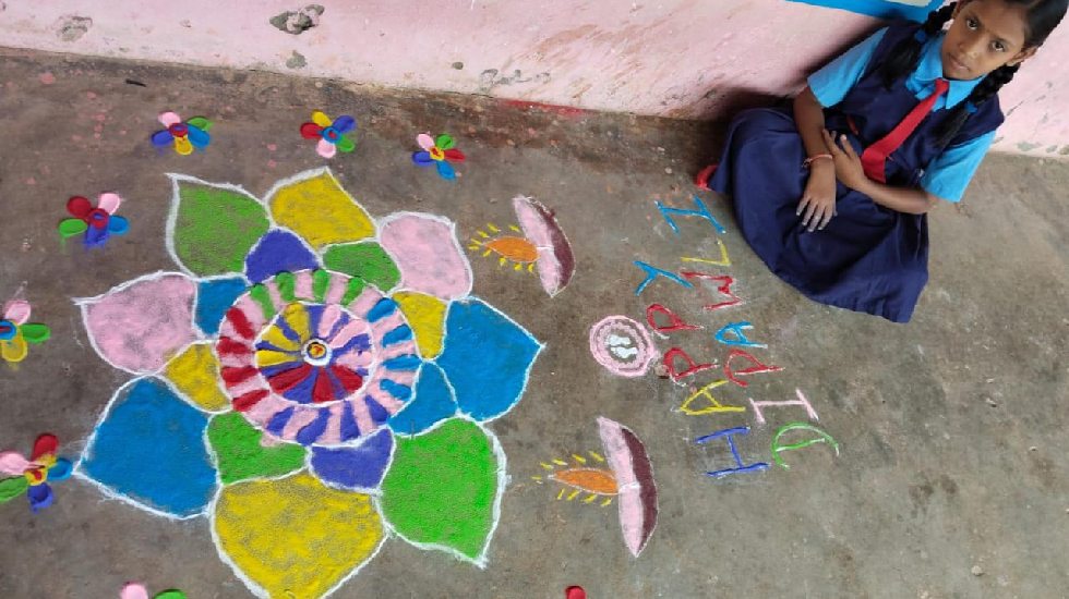बसना : प्राथमिक शाला बंसुला के बच्चों ने बनाई आकर्षक रंगोली - CG Sandesh