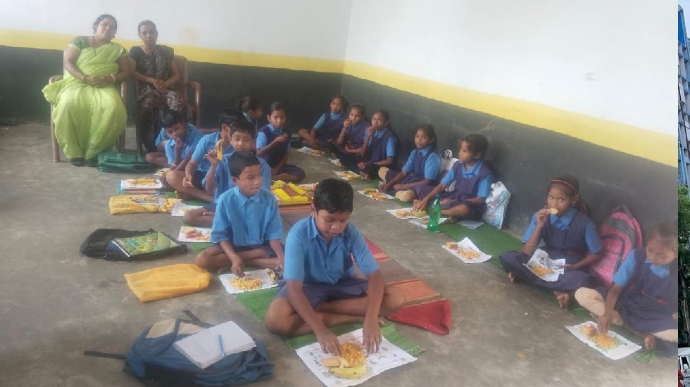 बसना : दशहरा अवकाश में भी न्योता भोज का आयोजन - CG Sandesh