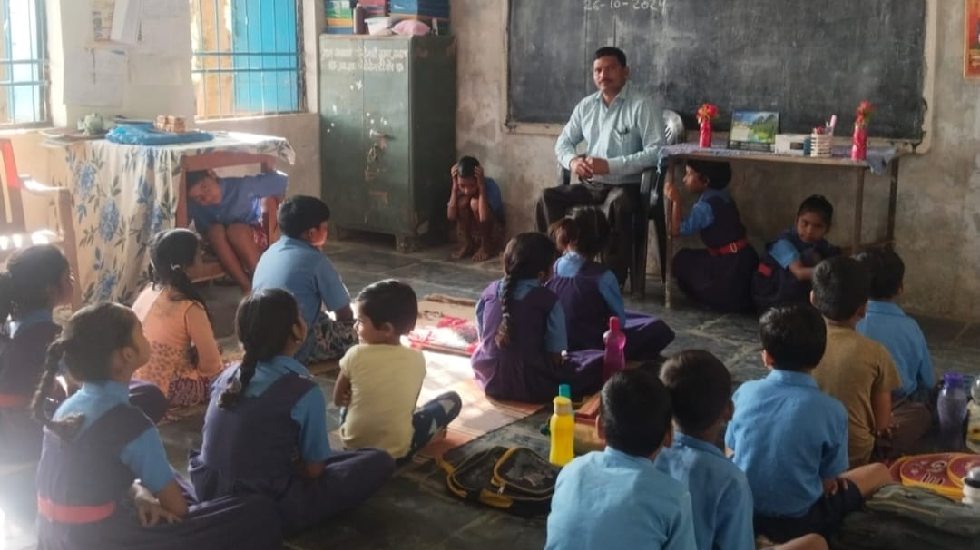 बसना : मुख्यमंत्री शाला सुरक्षा कार्यक्रम अंतर्गत छात्रों को... - CG Sandesh