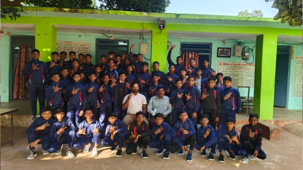 महासमुंद : छात्रावासी बच्चों को ट्रैक शूट और जूता का किया गय... - CG Sandesh