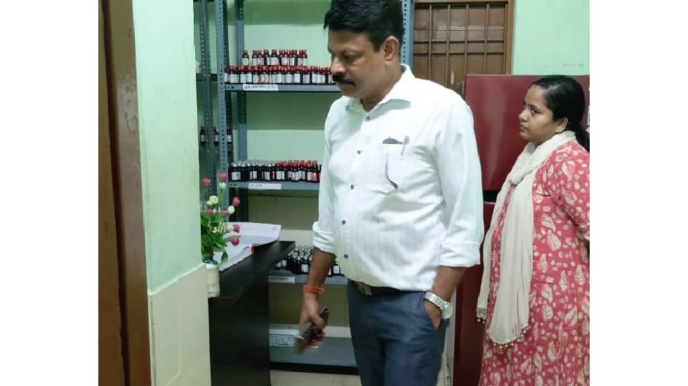 महासमुंद : एसडीएम उमेश साहू ने प्राथमिक स्वास्थ्य केन्द्र का... - CG Sandesh