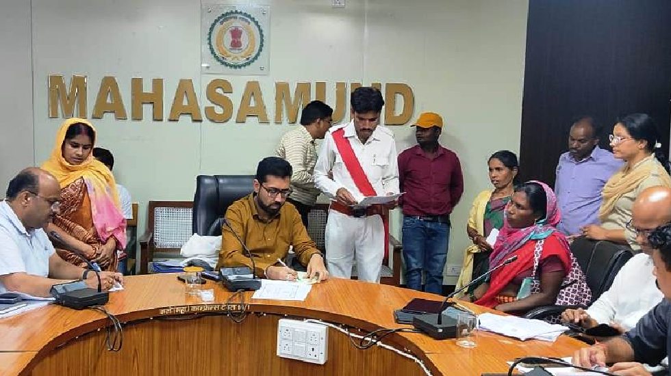 महासमुंद : कलेक्टर ने जन चौपाल में संवेदनशीलता पूर्वक सुनी आ... - CG Sandesh