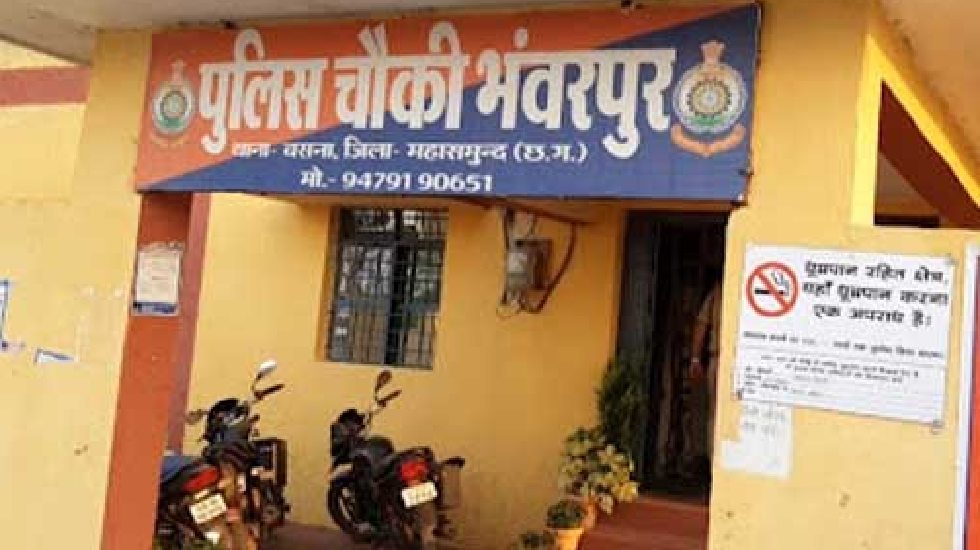 बसना : गली में बिजली खंभा के नीचे जुआ खेल रहे आरोपियों के खि... - CG Sandesh