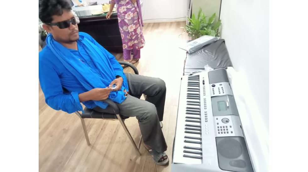 महासमुंद : ऑर्गन ने दी नई दिशा : दृष्टिबाधित काशी राम ने बना... - CG Sandesh