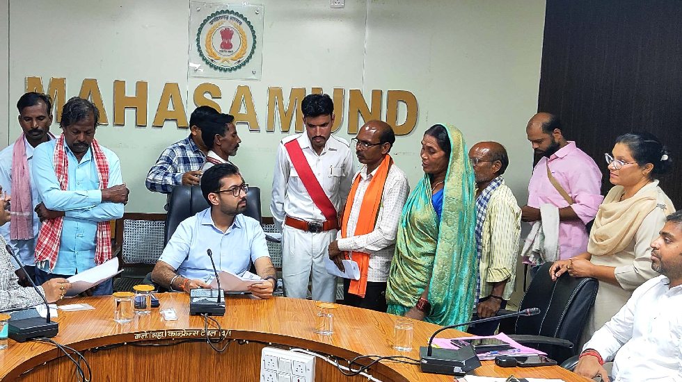 महासमुंद : जन चौपाल में पीएम आवास, राशन कार्ड सहित अलग-अलग स... - CG Sandesh