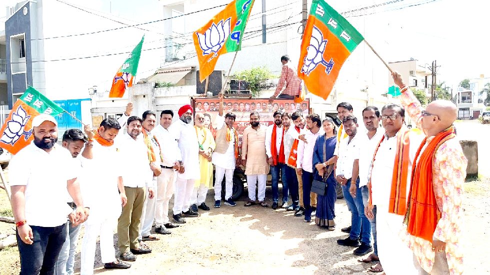 महासमुंद : सदस्यता रथ को विधायक योगेश्वर राजू सिन्हा ने दिखा... - CG Sandesh