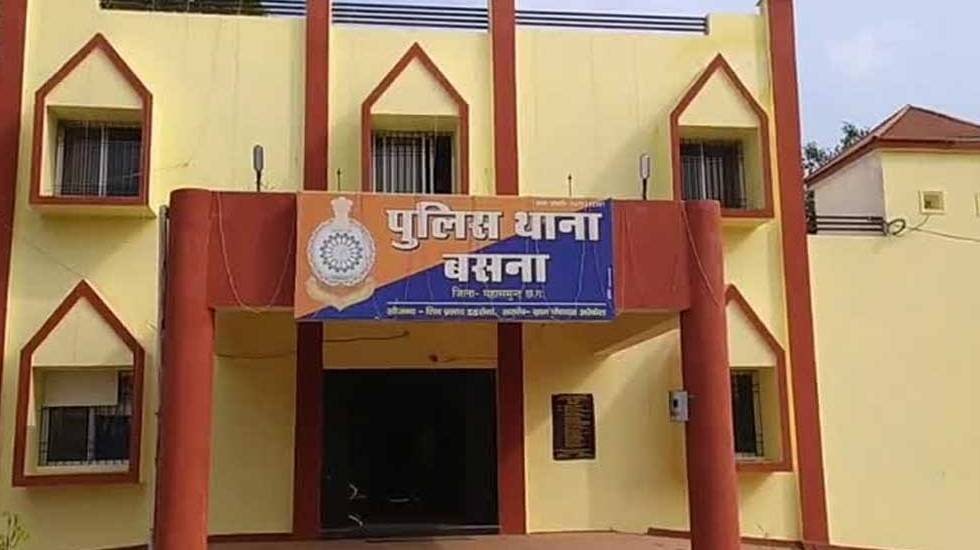 बसना : अवैध शराब रखकर बिक्री हेतु ग्राहक की तलाश रहे आरोपी क... - CG Sandesh