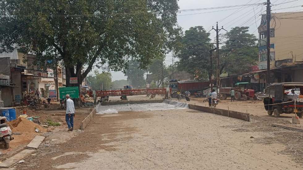 बसना : सड़क के बीच से नाली बनाने नहीं ली बराबर दुरी, आक्रोश क... - CG Sandesh