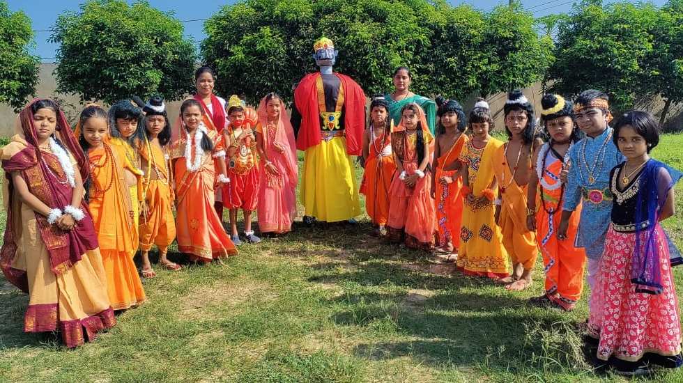 बसना  : संस्कार स्कूल में दशहरा छुट्टी से पहले जलाई गई रावण - CG Sandesh